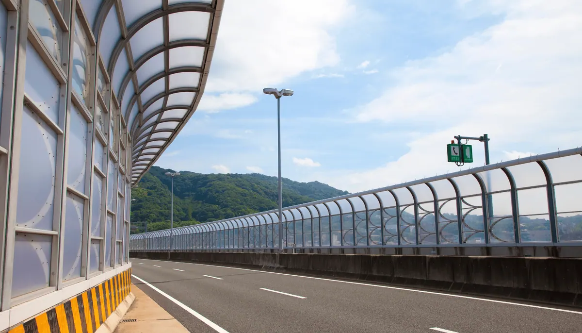 Barreiras acústicas: Benefícios em estradas e rodovias