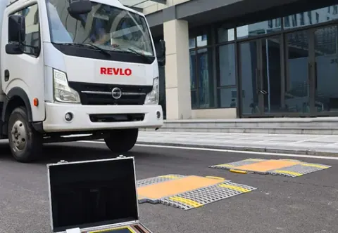 Caminhão leve subindo nas sapatas posicionadas no asfalto