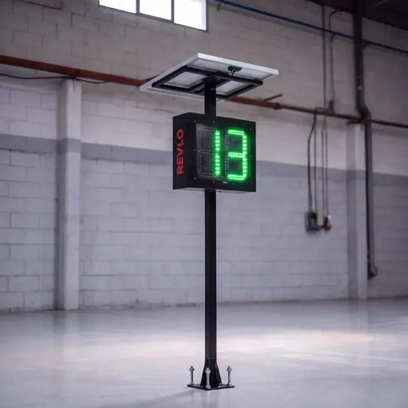 Lombada eletrônica em coluna alta exibindo a velocidade em LED verde