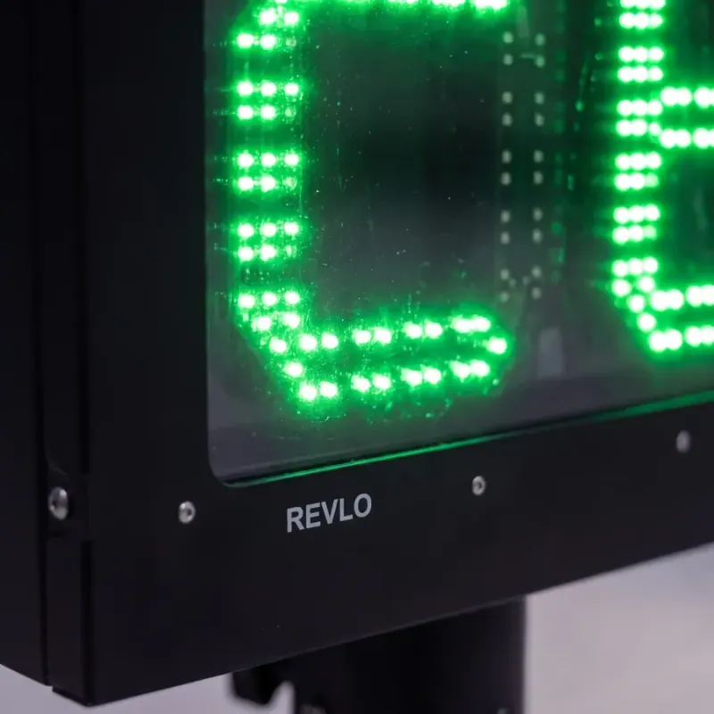Close dos dígitos de LED verde de uma lombada eletrônica