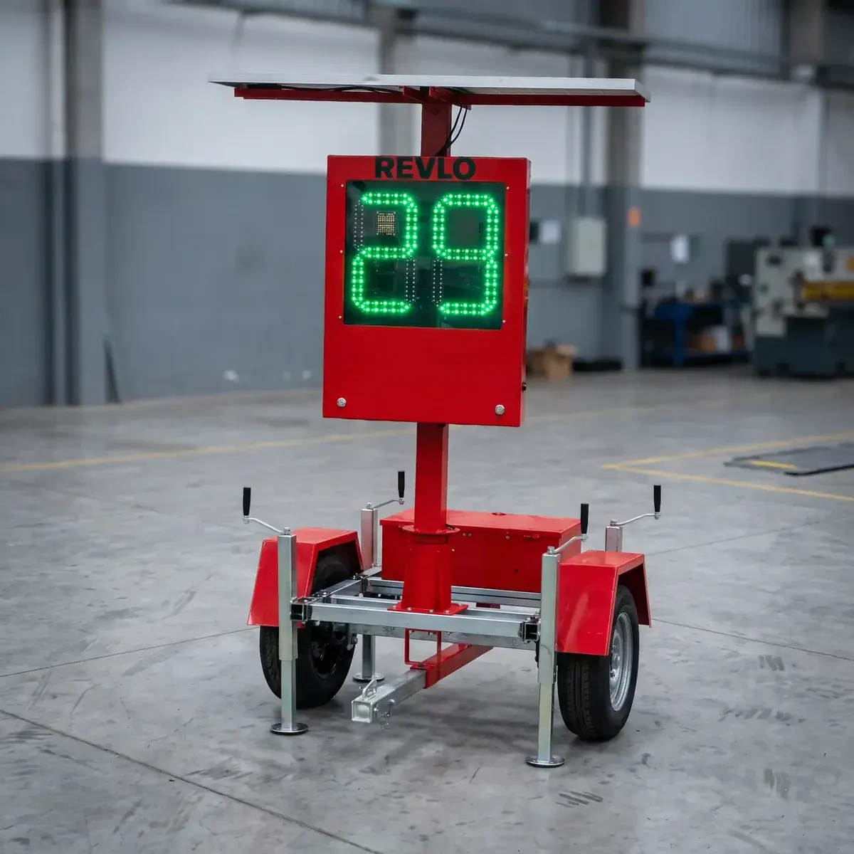 Lombada eletrônica móvel sobre reboque, com painel solar e display de velocidade