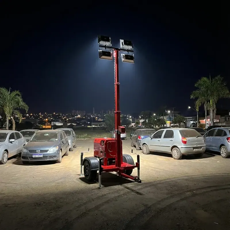 Torre de iluminação móvel em via urbana, ao anoitecer