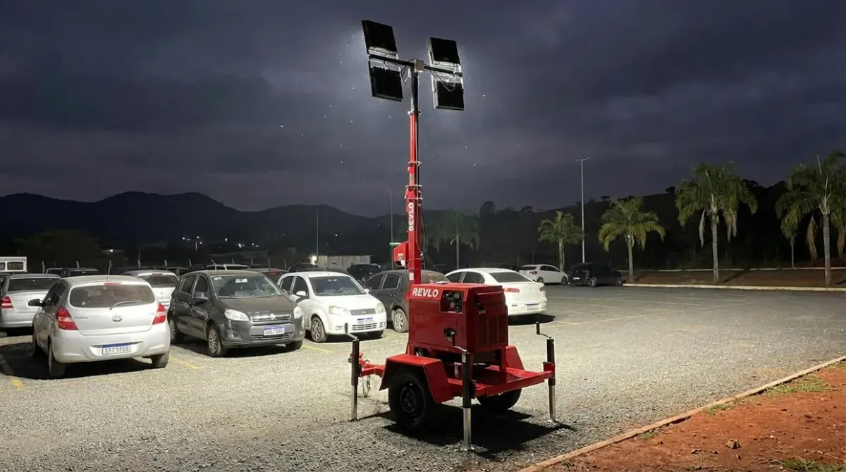 Torre de iluminação móvel iluminando um pátio à noite